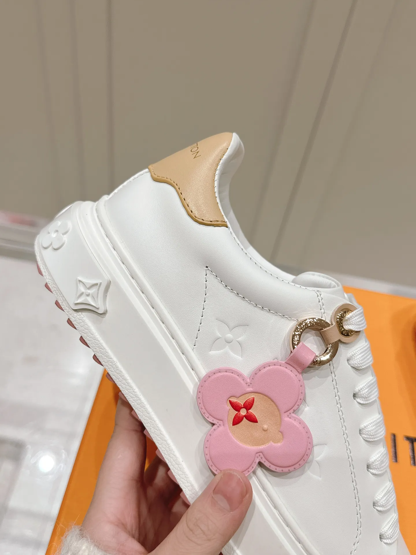👟👟Ex-factory price 560👟👟 LV new white shoes, four-leaf clover🍀sunflower🌞 charm, add naughty and lively color to simple white shoes, easy to wear and durable, code number: 35+40 (41 customized)